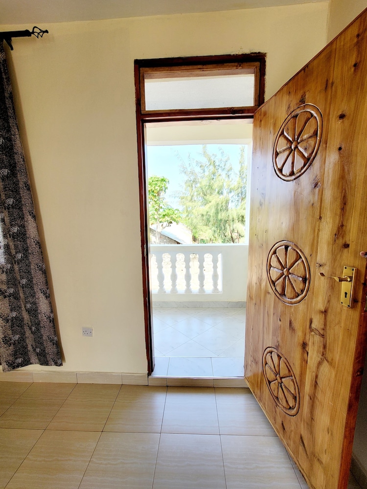 

Milano - Malindi - Casuarina Lounge