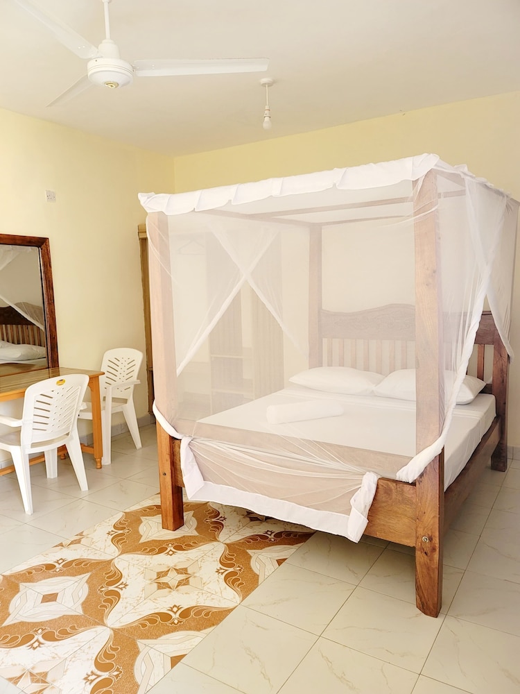 

Milano - Malindi - Casuarina Lounge