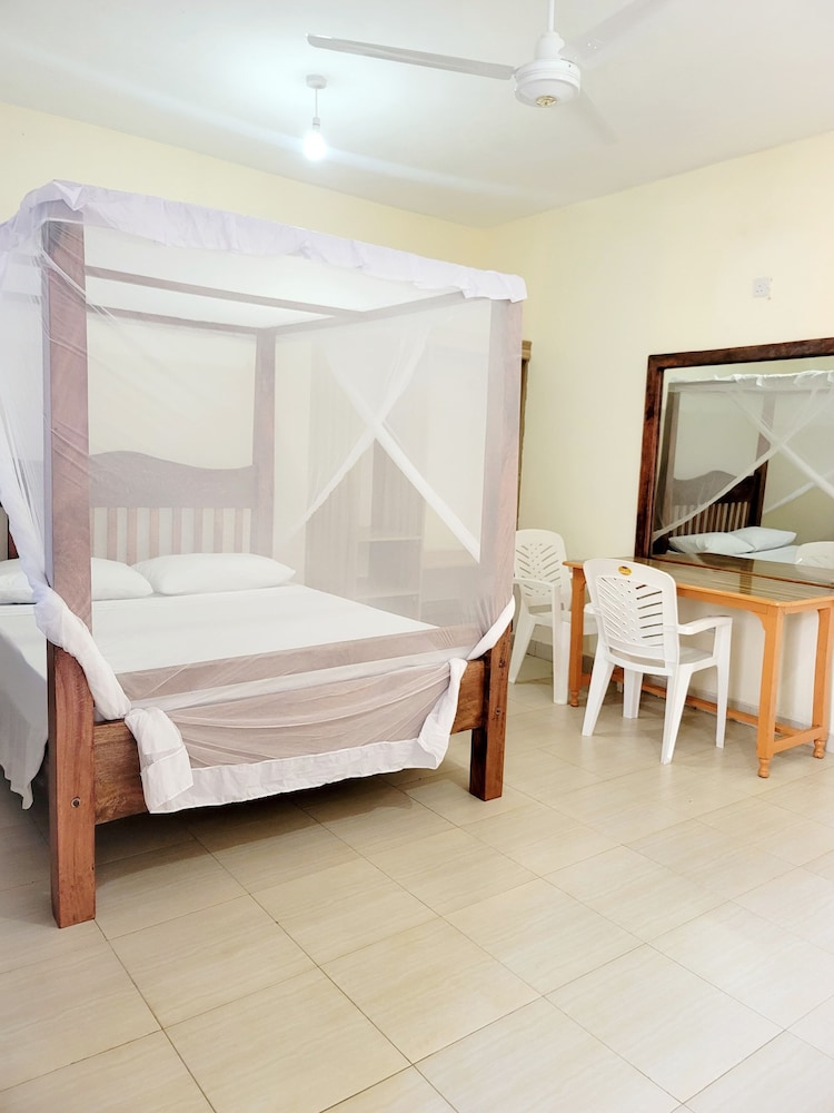 

Milano - Malindi - Casuarina Lounge