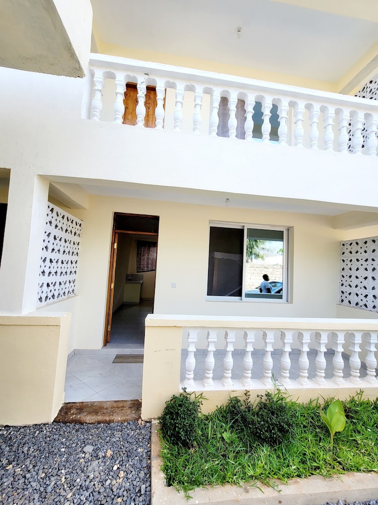 

Milano - Malindi - Casuarina Lounge