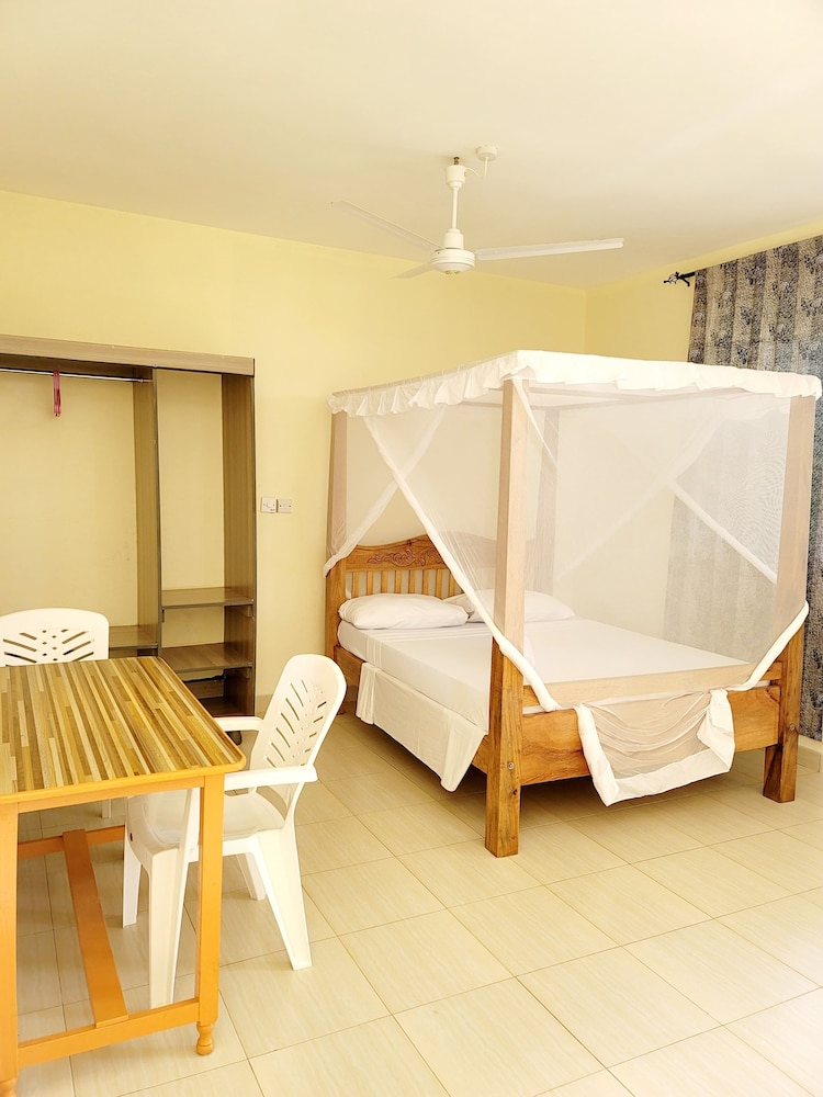 

Milano - Malindi - Casuarina Lounge
