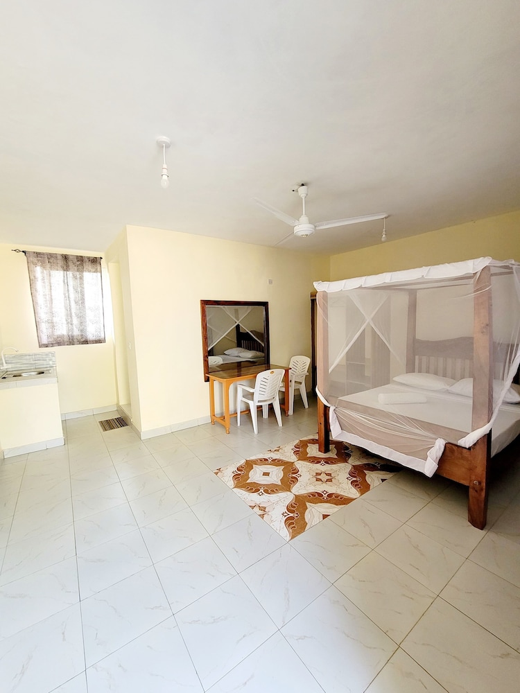 

Roma - Malindi - Casuarina Lounge