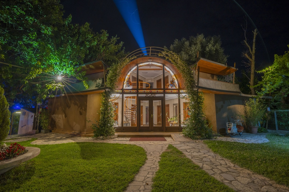 

Milano - Shkodër - Hotel Legjenda
