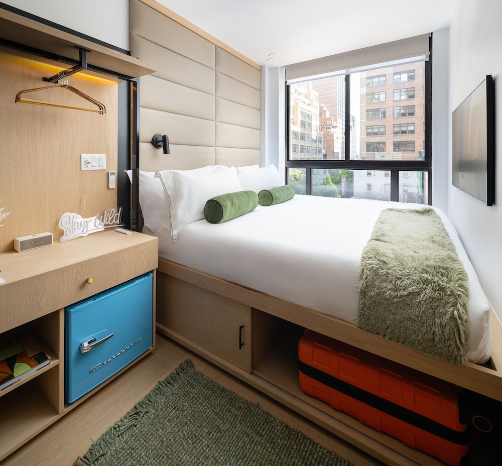 

Bari - New York - Aeroporto La Guardia - Little Charlie Hotel