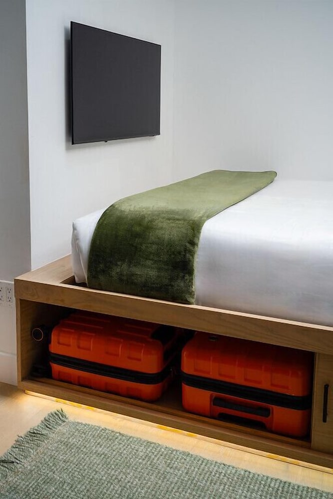 

Milano - East Elmhurst - Little Charlie Hotel