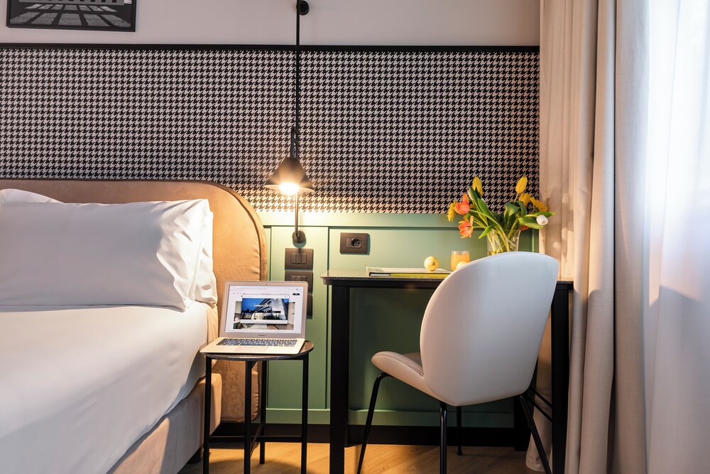 

Napoli - Bologna - Living Place Hotel