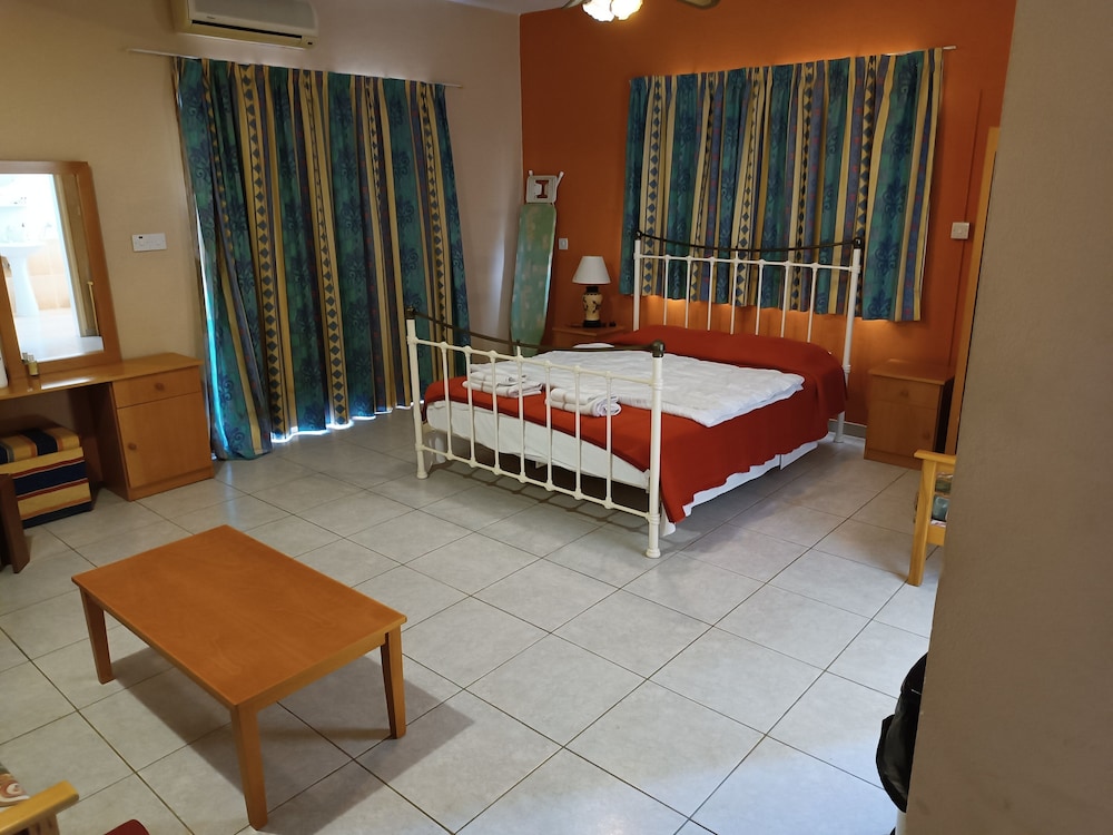 

Roma - Pissouri - Rantzo Holiday Apartments