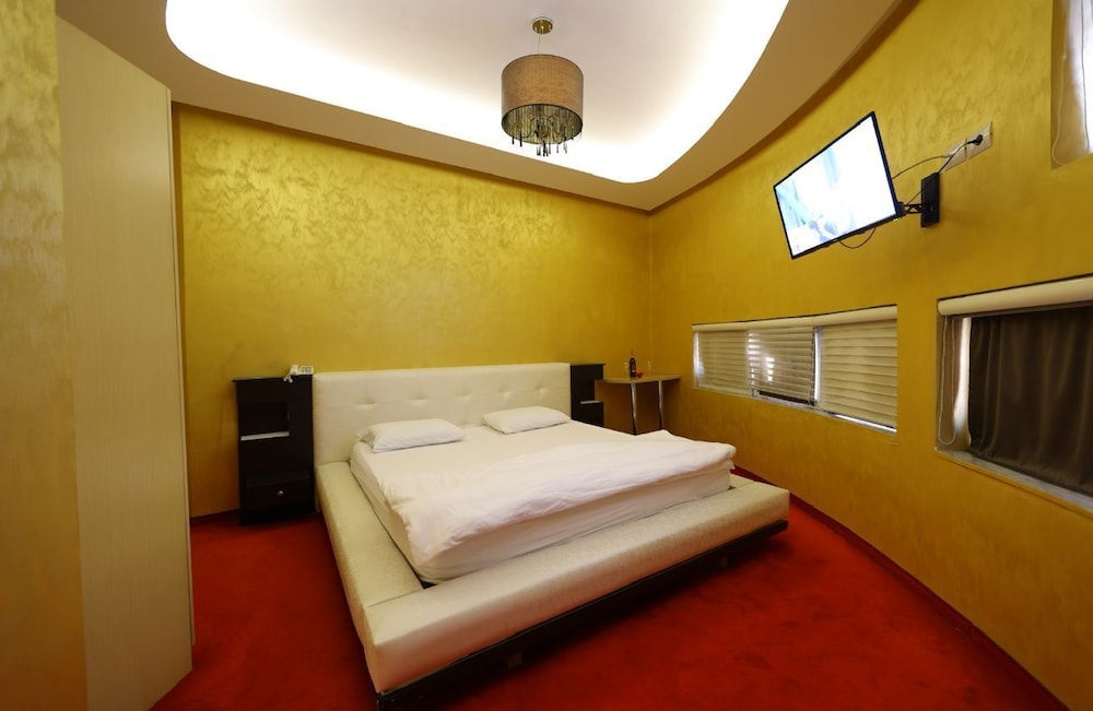 

Roma - Tirana - Hotel Gjuta