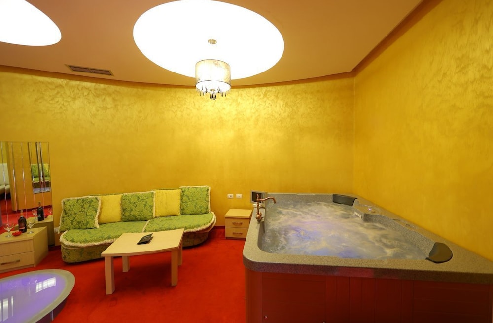

Milano - Tirana - Hotel Gjuta