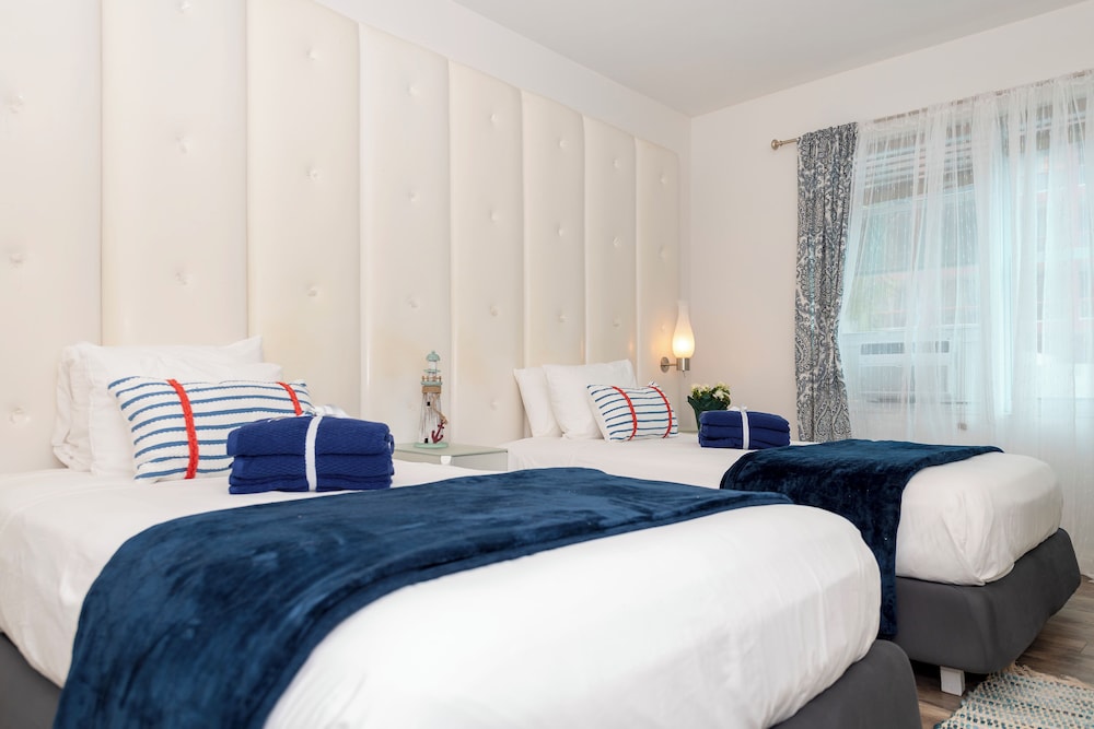 

Roma - Surfside - Norman's Hotel and Dining