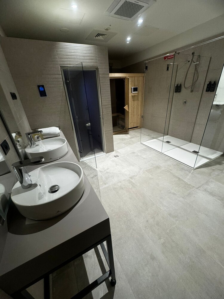

Bari - San Donato Milanese - Acca Sporting Milano - AA Hotels