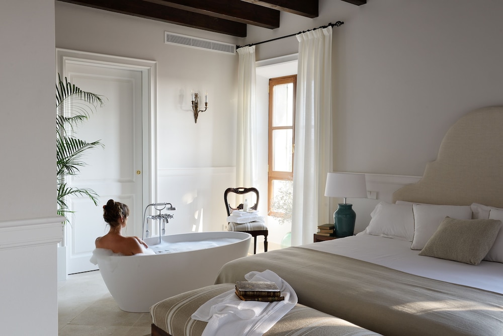 

Napoli - Ses Salines, Maiorca - Cal Reiet Holistic Retreat