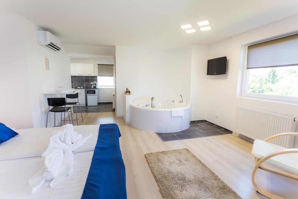 

Reggio Calabria - Budapest - Classic Hotel