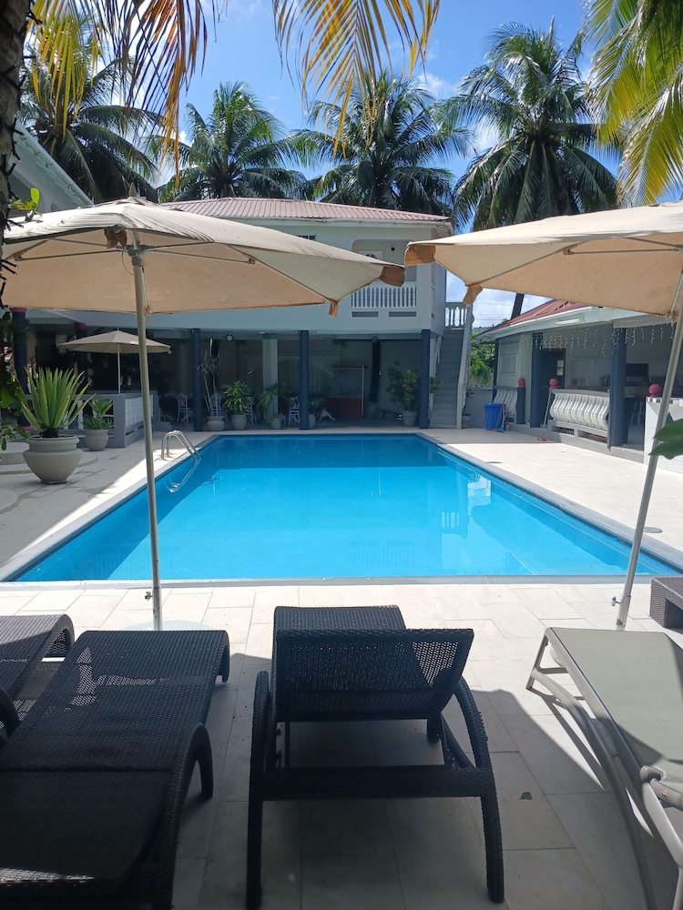 

Roma - Cap Estate - Lush Island Living at Bay Heights Escape