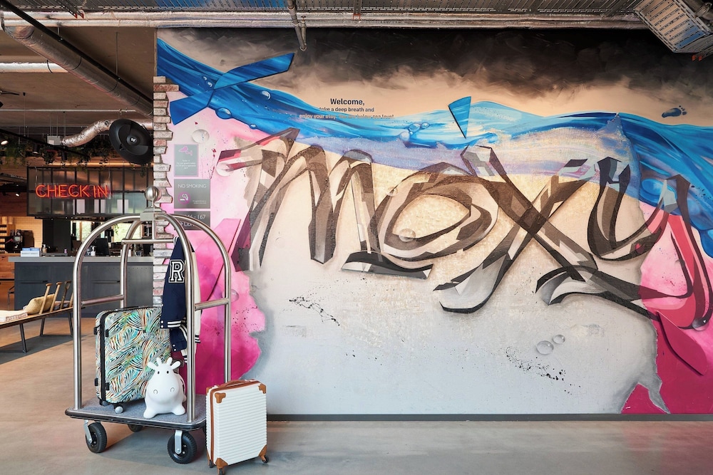 

Pisa - Hoofddorp - Moxy Amsterdam Schiphol Airport
