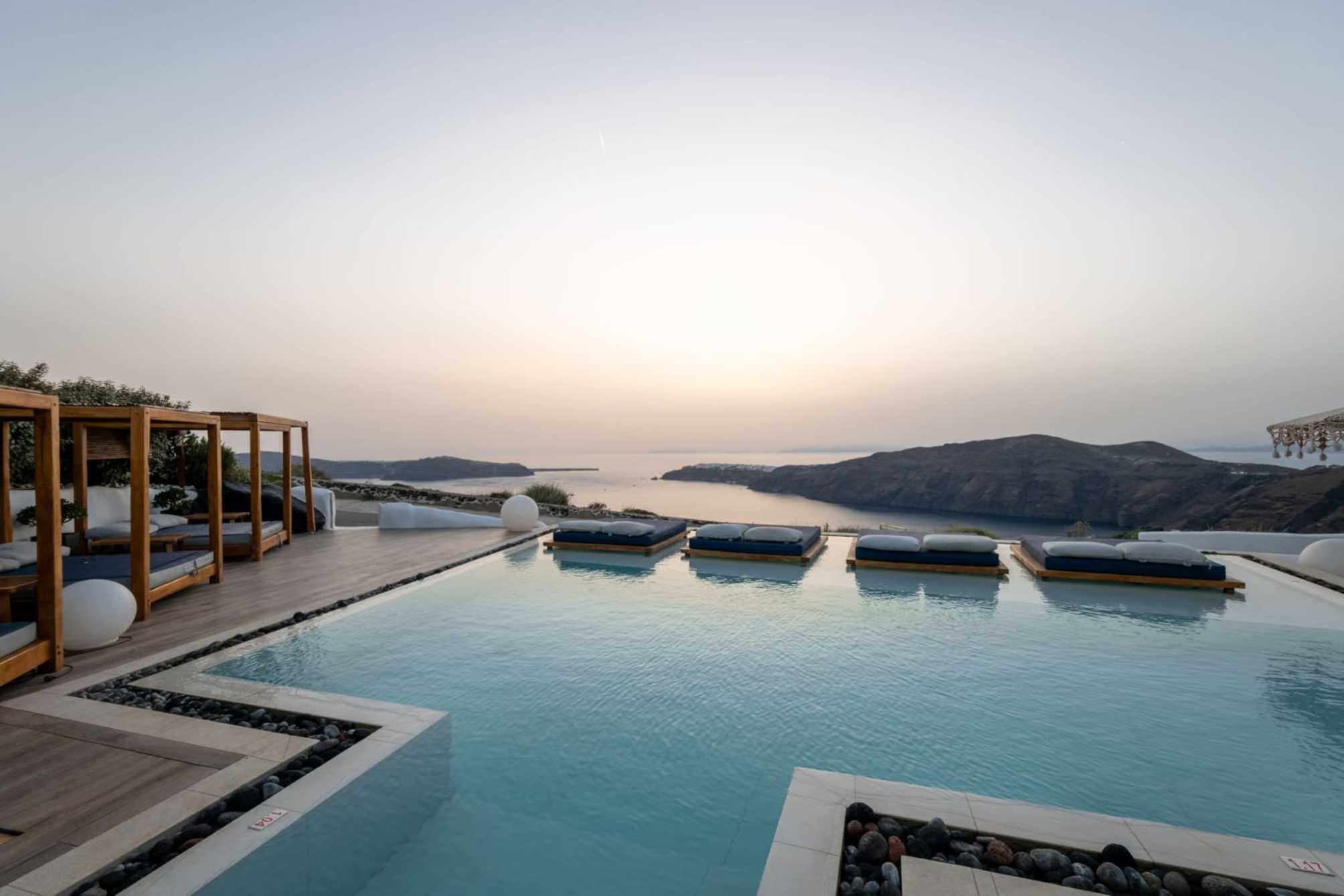 

Bari - Santorini, Isole Greche - Amaze Suites