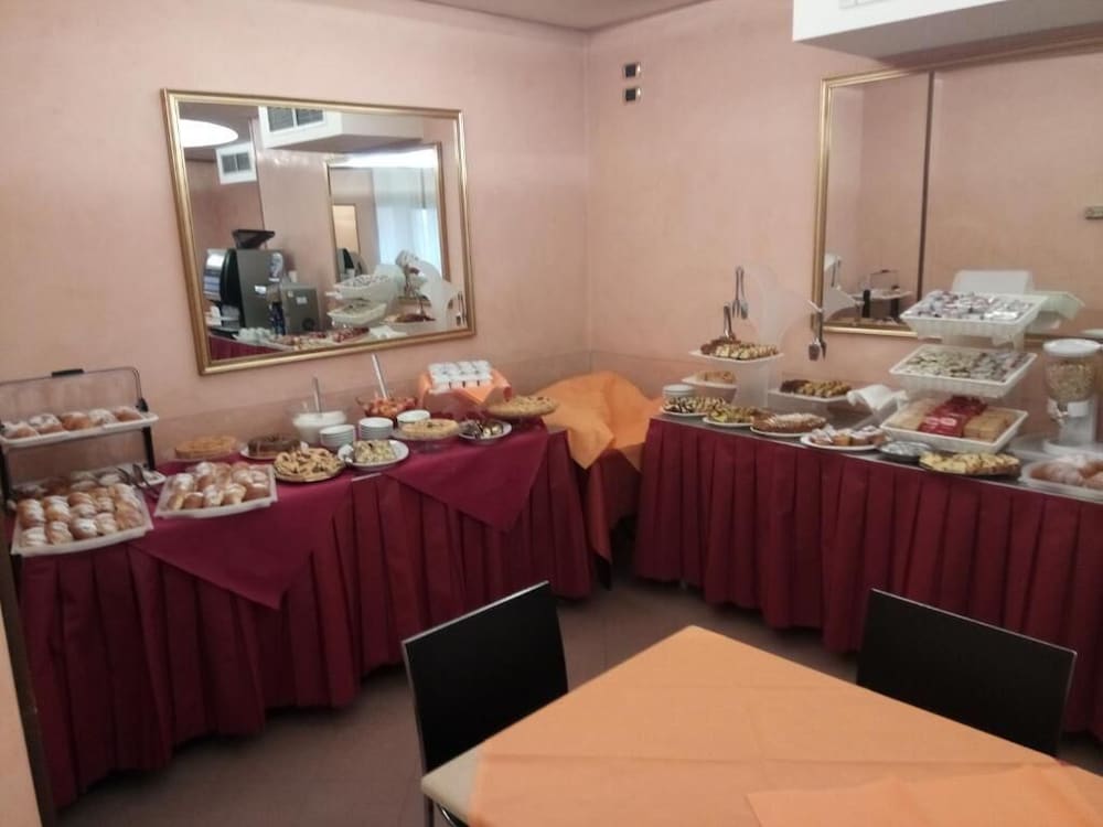 

Roma - Riviera Romagnola, Mare Italia - Hotel Manola