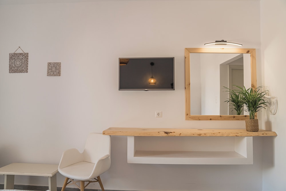 

Verona - Naousa, Paros - Christiana Hotel