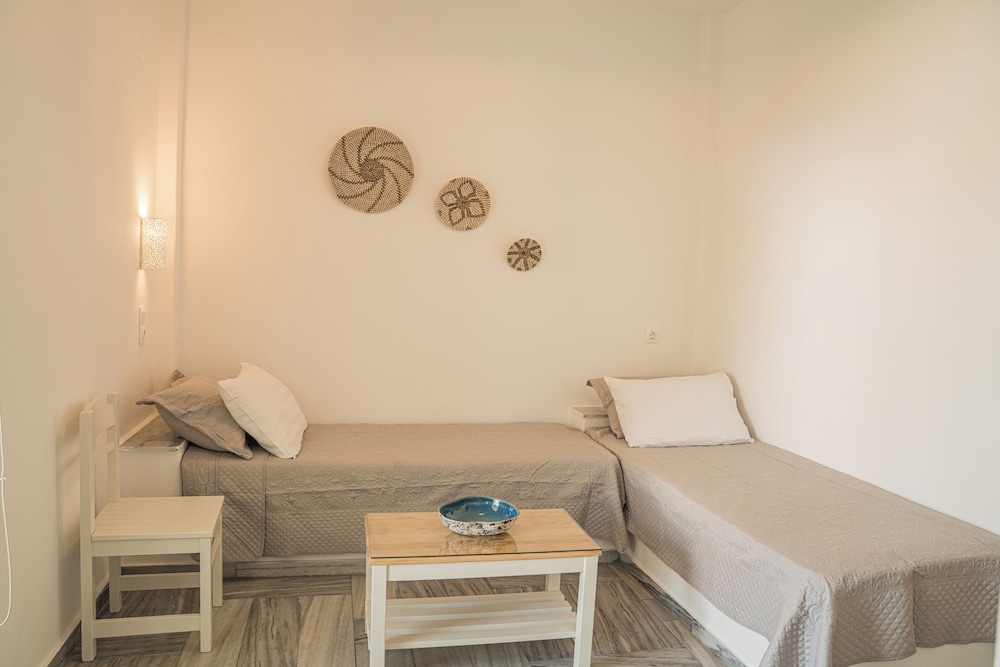 

Napoli - Naousa, Paros - Christiana Hotel