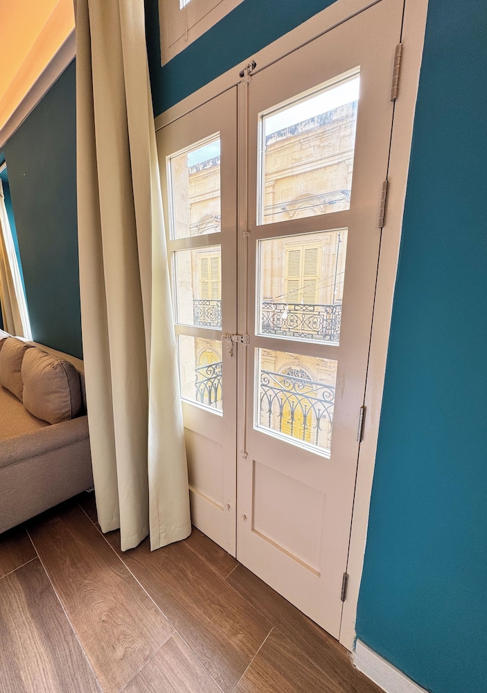 

Milano - Zebbug - Mosta Stays