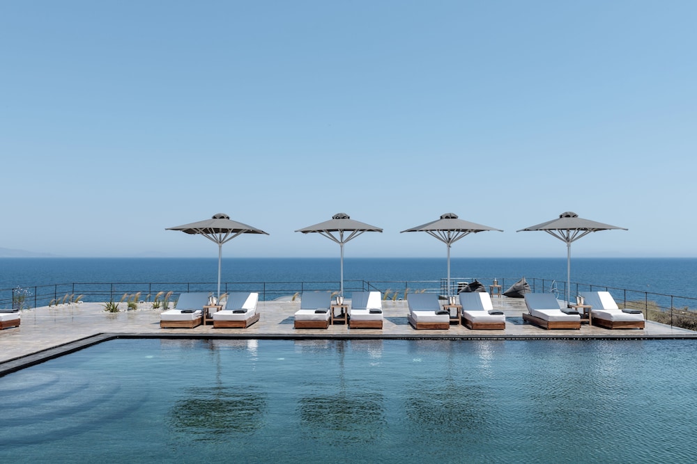 

Milano - Fira - Colombos Beachfront