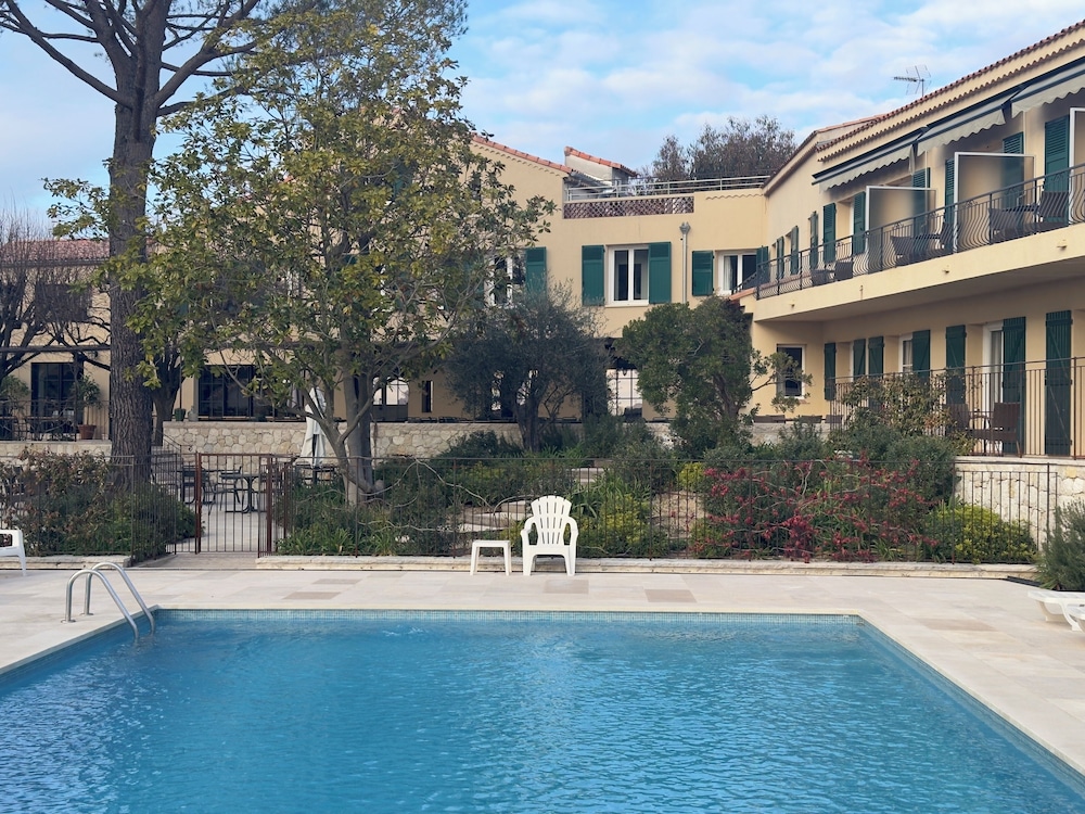 

Roma - Carros - Auberge du Rédier - Logis Hôtels