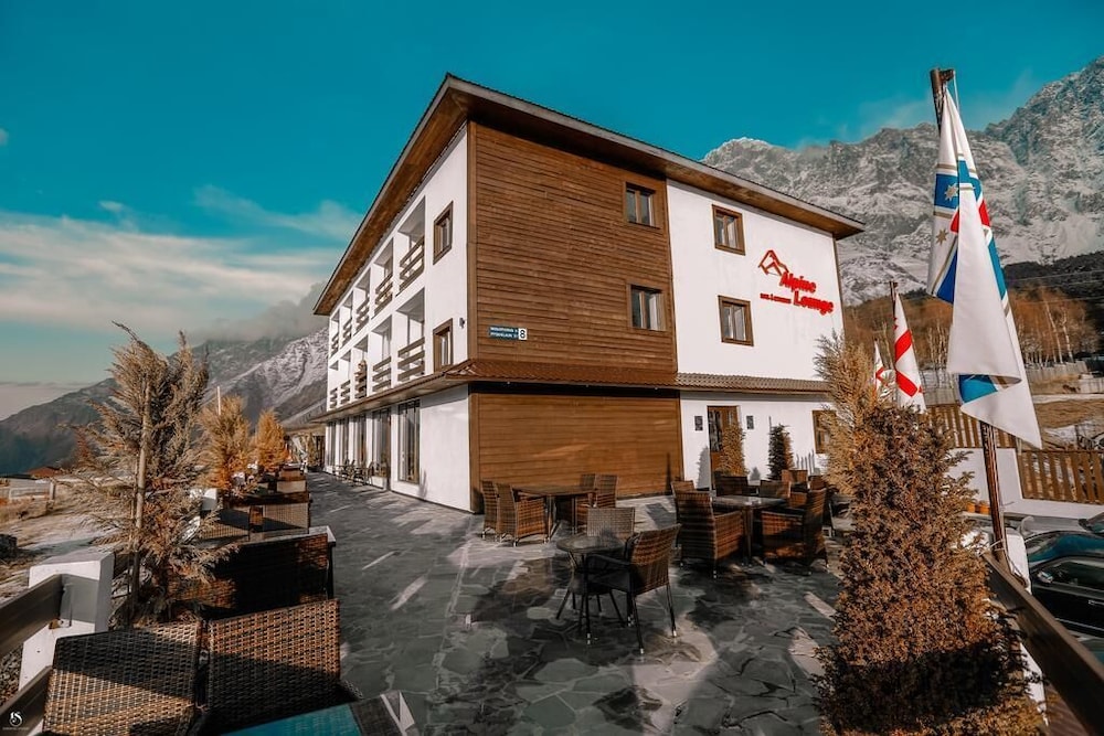 Kazbegi - Alpine Lounge Boutique Hotel