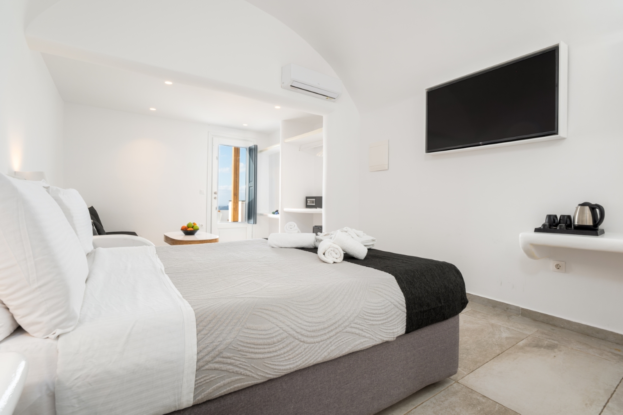 Suite honeymoon with heated plunge pool caldera view 