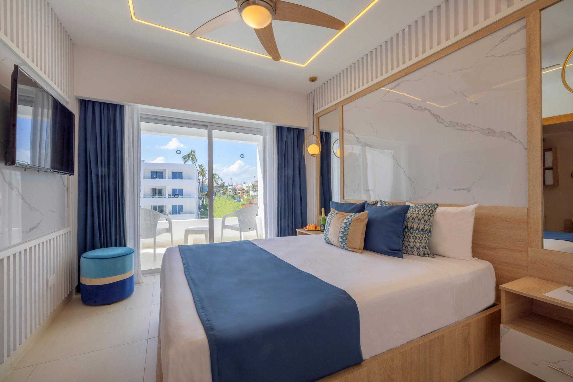 Chambre double, vue sur la piscine
