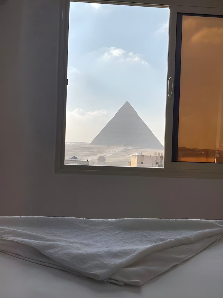 

Roma - Il Cairo - Middle East Pyramids View
