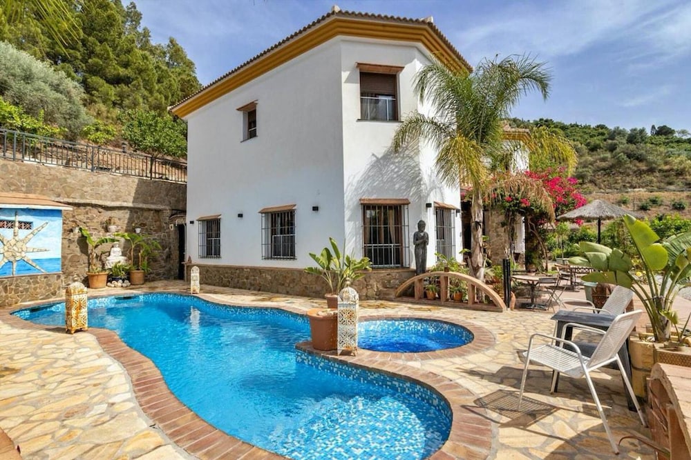 

Bari - Torrox - Sayalonga Villa Retreat With 7 Bedrooms