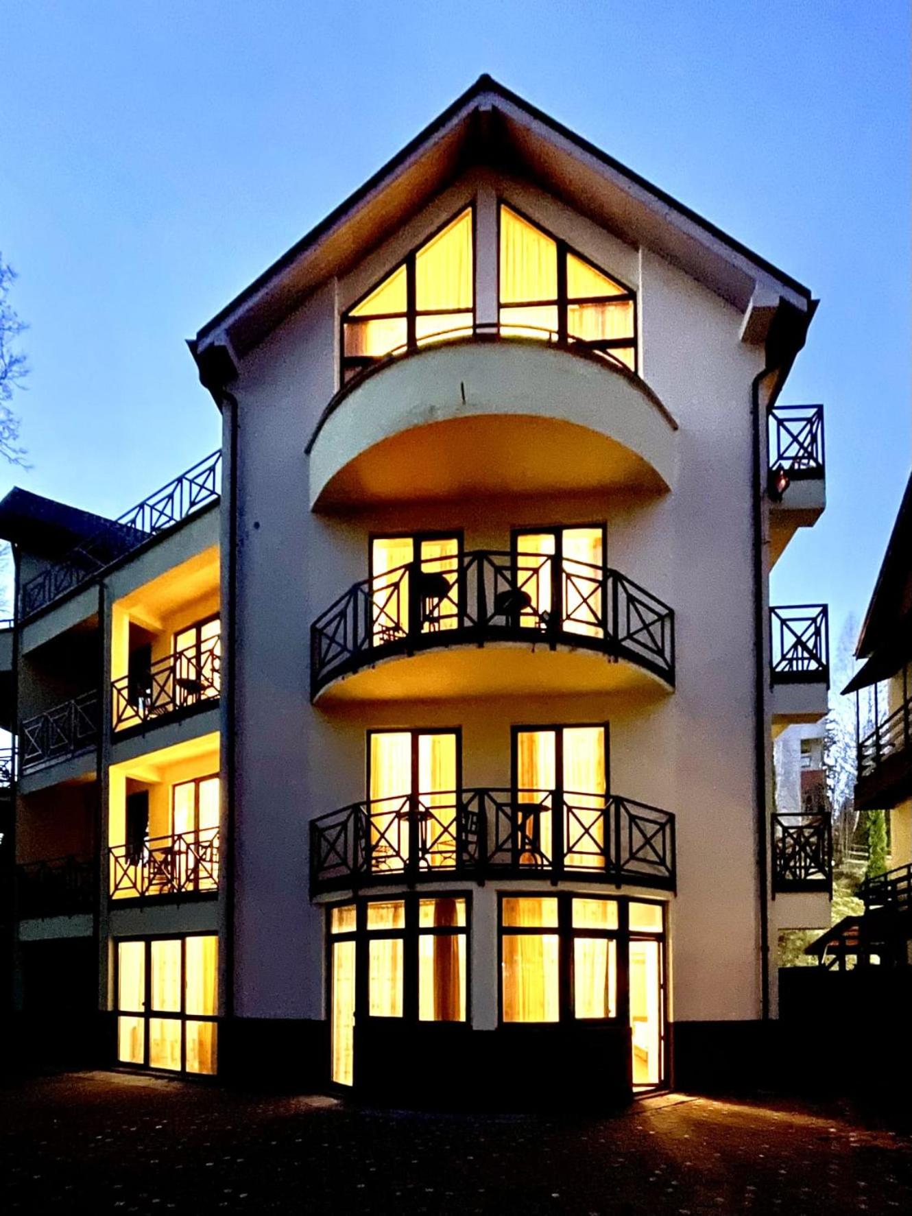 

Roma - Braşov - Vila Condor