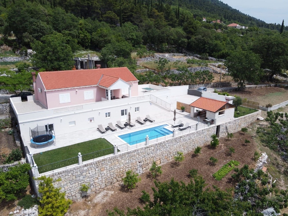 

Bari - Čilipi - Villa in Gruda with Swimming Pool