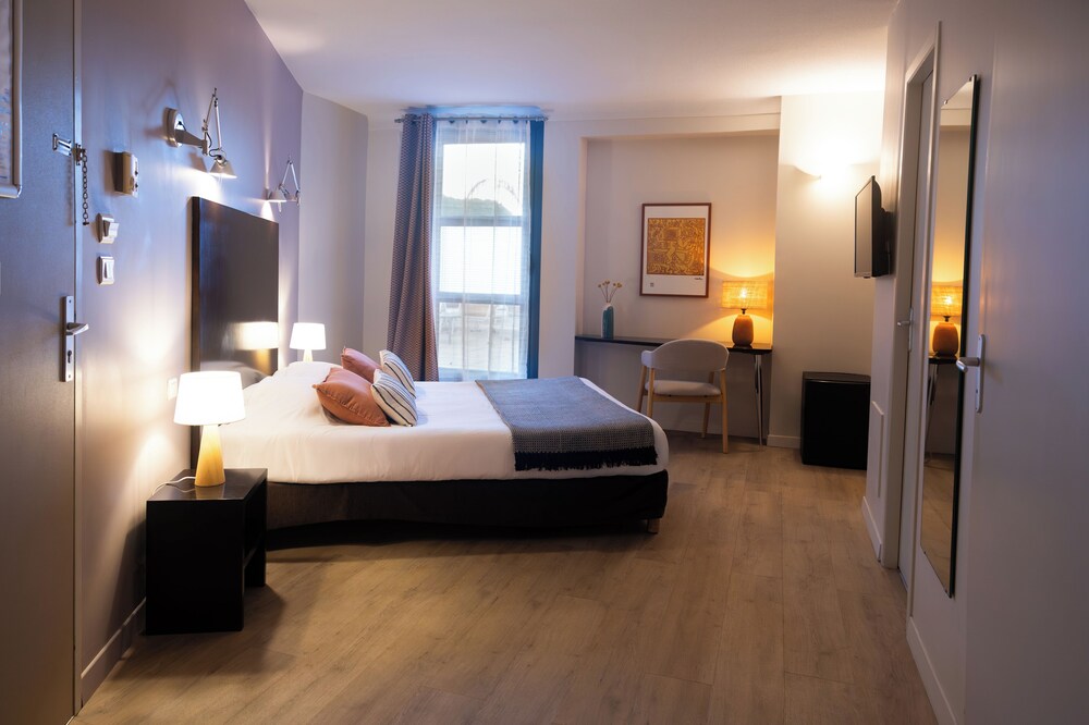 La Grande Motte - Hôtel les jardins du canal - piscine chauffée - solaire eco responsable - parking - garage - bornes électriques - accueil vélos - kids friendly