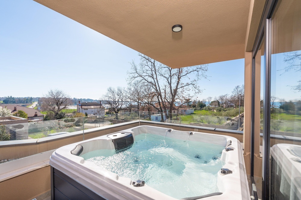 

Verona - Novigrad - Spacious home with terrace and bubble bath