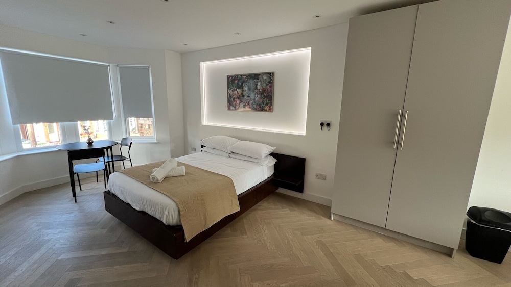 

Venezia - Slough - Luxurious London Studios