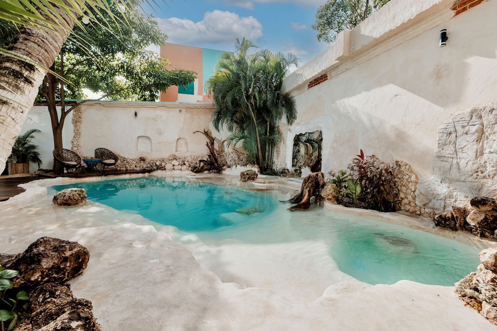 

Milano - Cancun - Enigmatic Hotel Experience