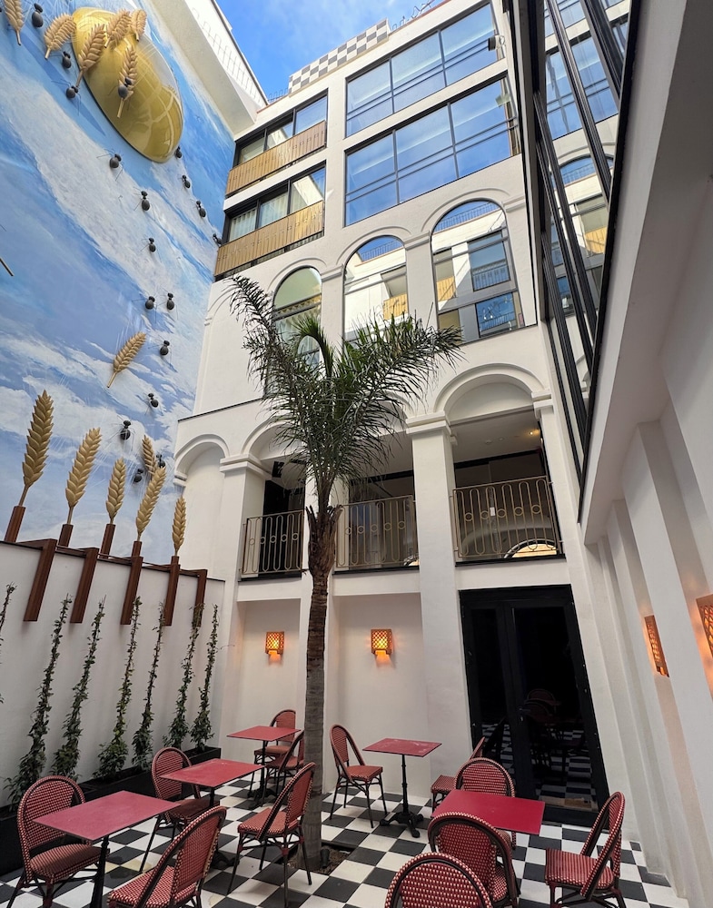

Milano - Figueres - Hotel Divino by Fimedhotels