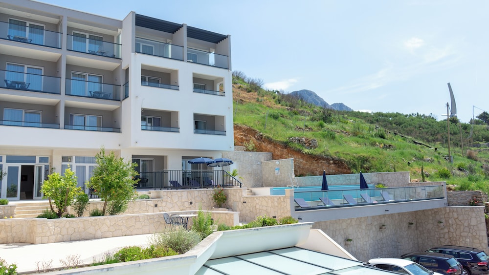 

Napoli - Makarska - Villa Cascada