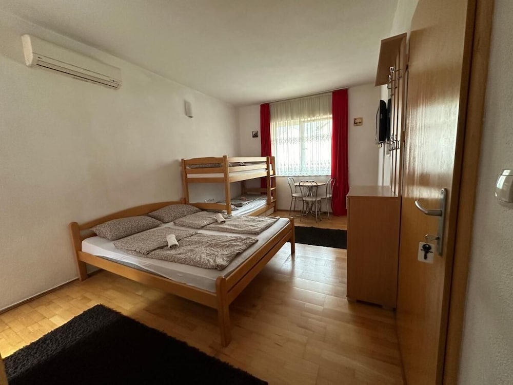 

Napoli - Mostar - Villa Anja Apartments