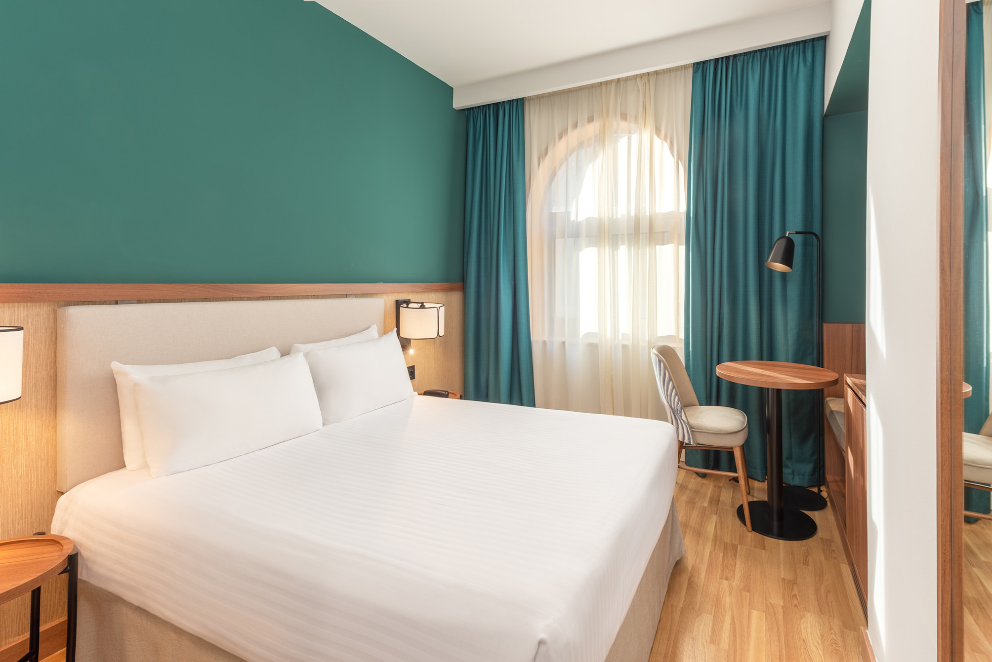 Standard room queen bed