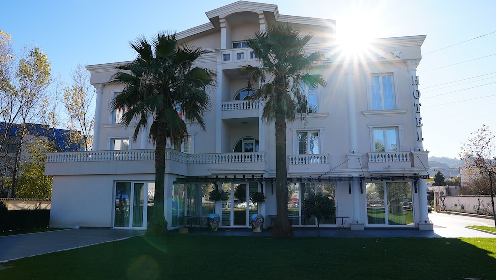 

Lamezia Terme - Tirana - Hotel Eiffel