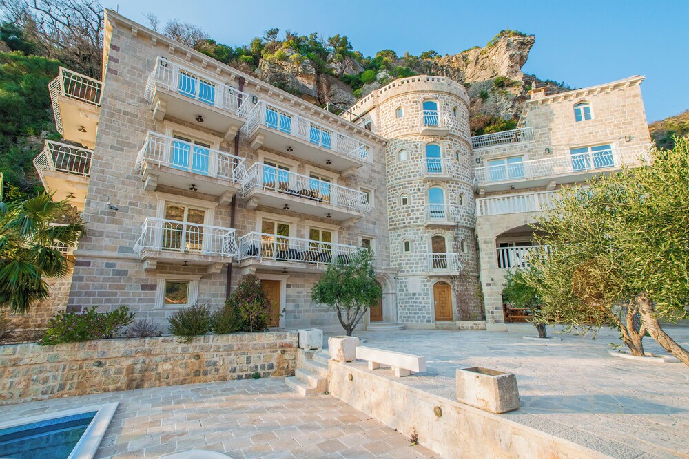 

Roma - Petrovac - Apartments Pietra Mare