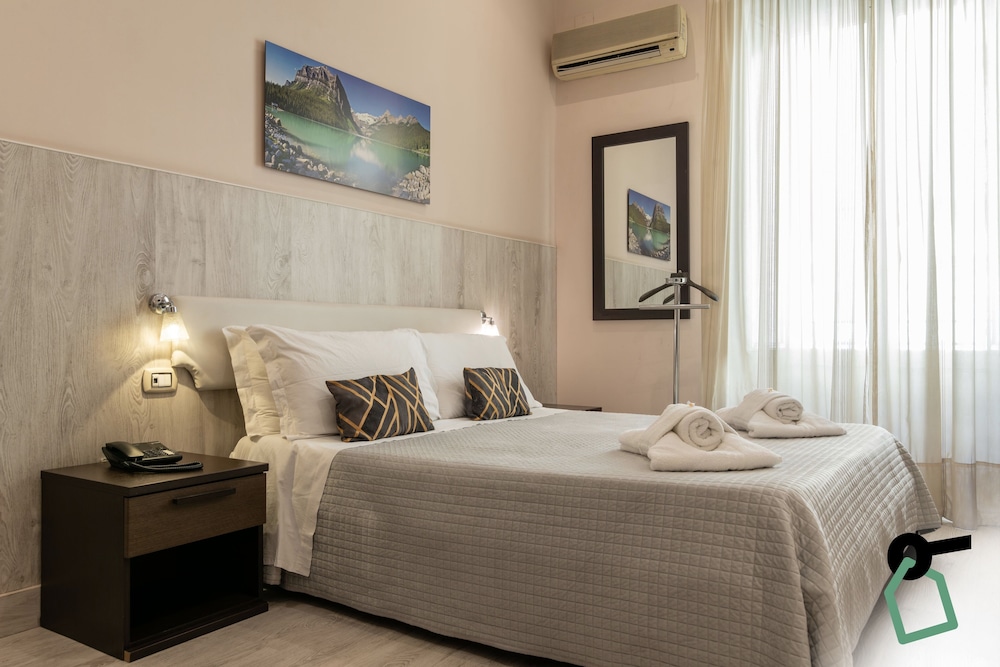 

Bari - Sicilia Ovest - Palermo, Cefalù,Trapani, San Vito, Mare Italia - HOTIDAY Room Collection - Palermo Politeama