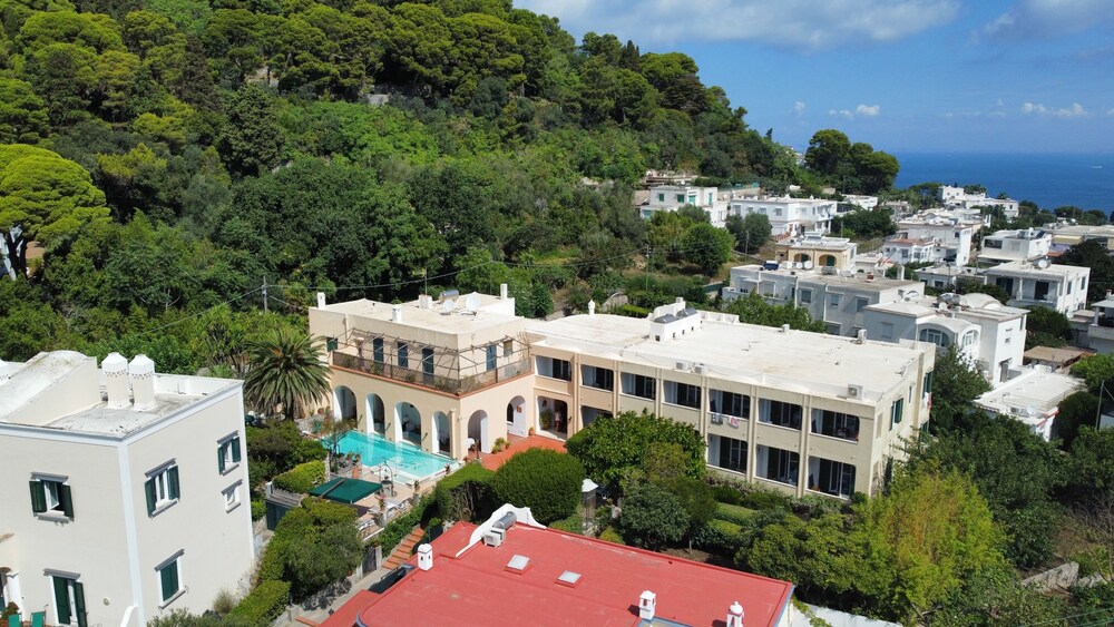 

Milano - Isola di Capri - Hotel Villa Sarah