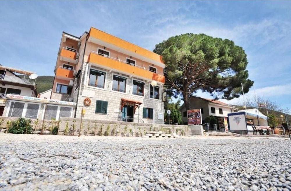 

Milano - Luštica - Hotel Fiammanti