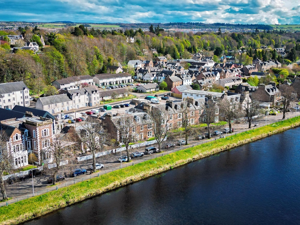 

Milano - Inverness - Glen Mhor Hotel at Uile-bheist 'Brewstillery'