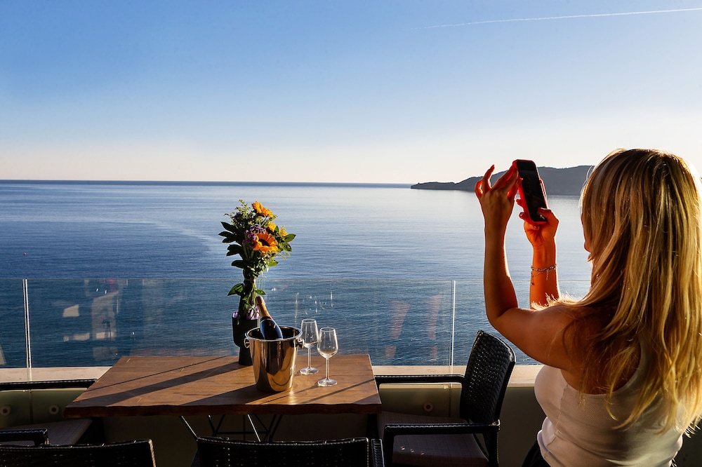 

Napoli - Budva - Royalis Suites