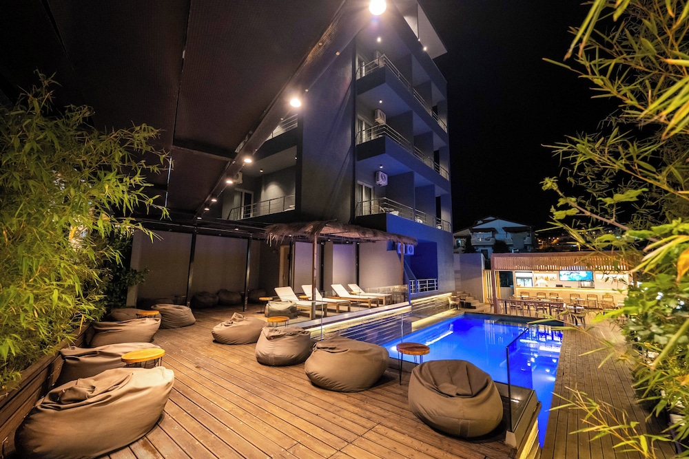 

Genova - Ksamil - Hotel Piramida
