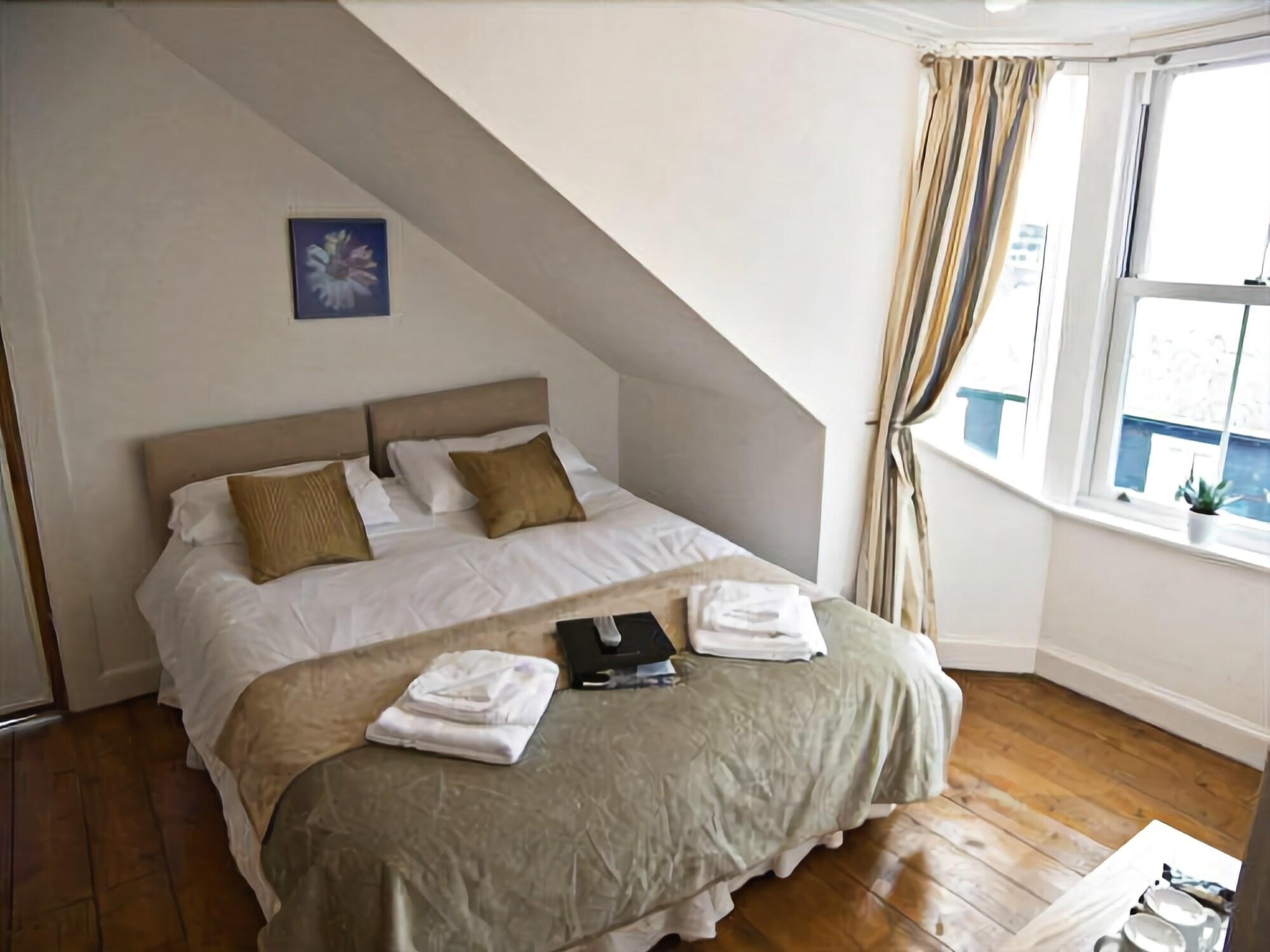 

Roma - Ayr - ByTheSea Guest House